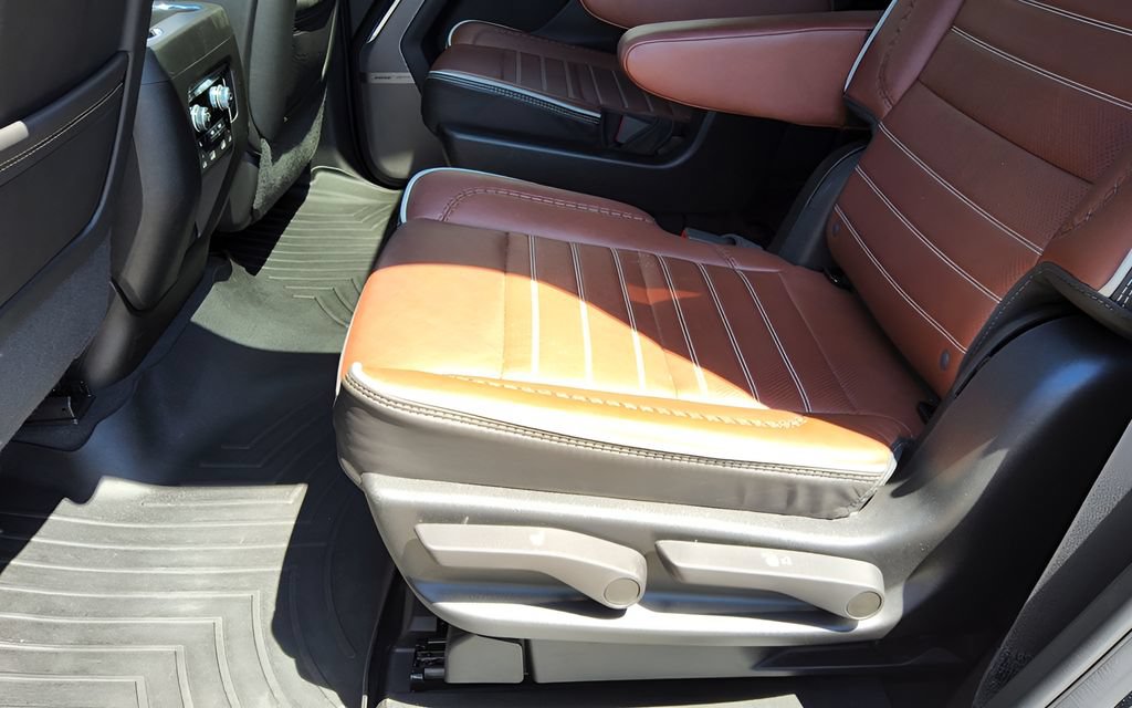Used 2024 GMC Yukon Denali Ultimate AWD/4WD image 29