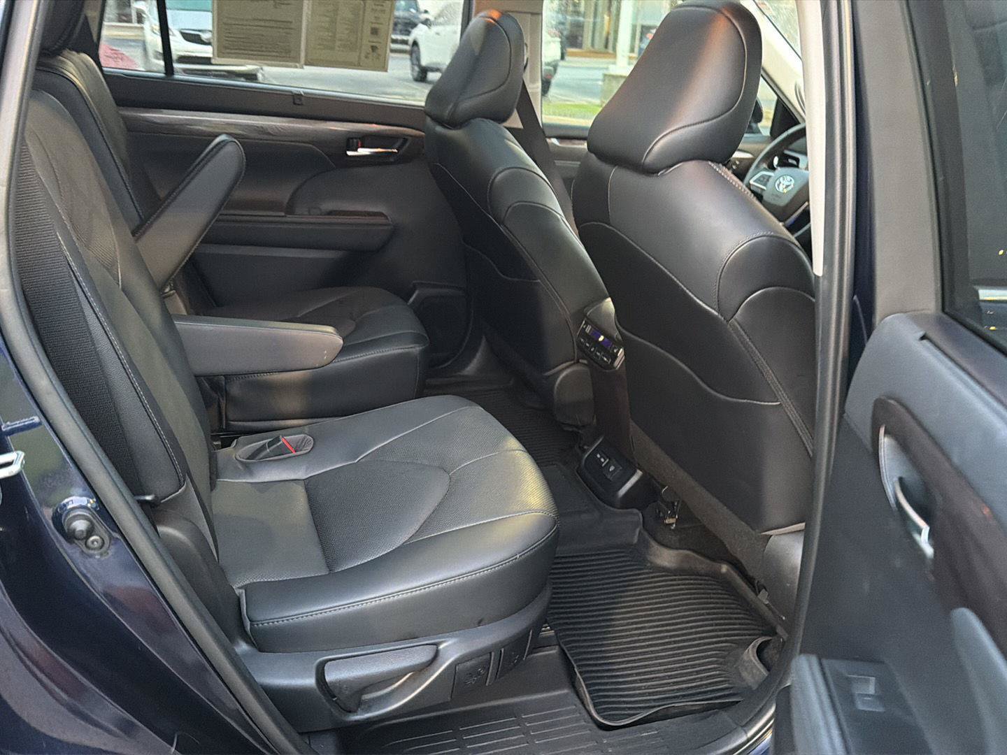 Used 2022 Toyota Highlander Platinum FWD image 14
