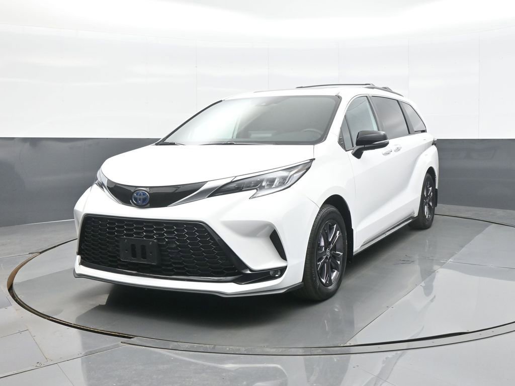 Certified 2024 Toyota Sienna XSE w/ XSE Premium Package image 5