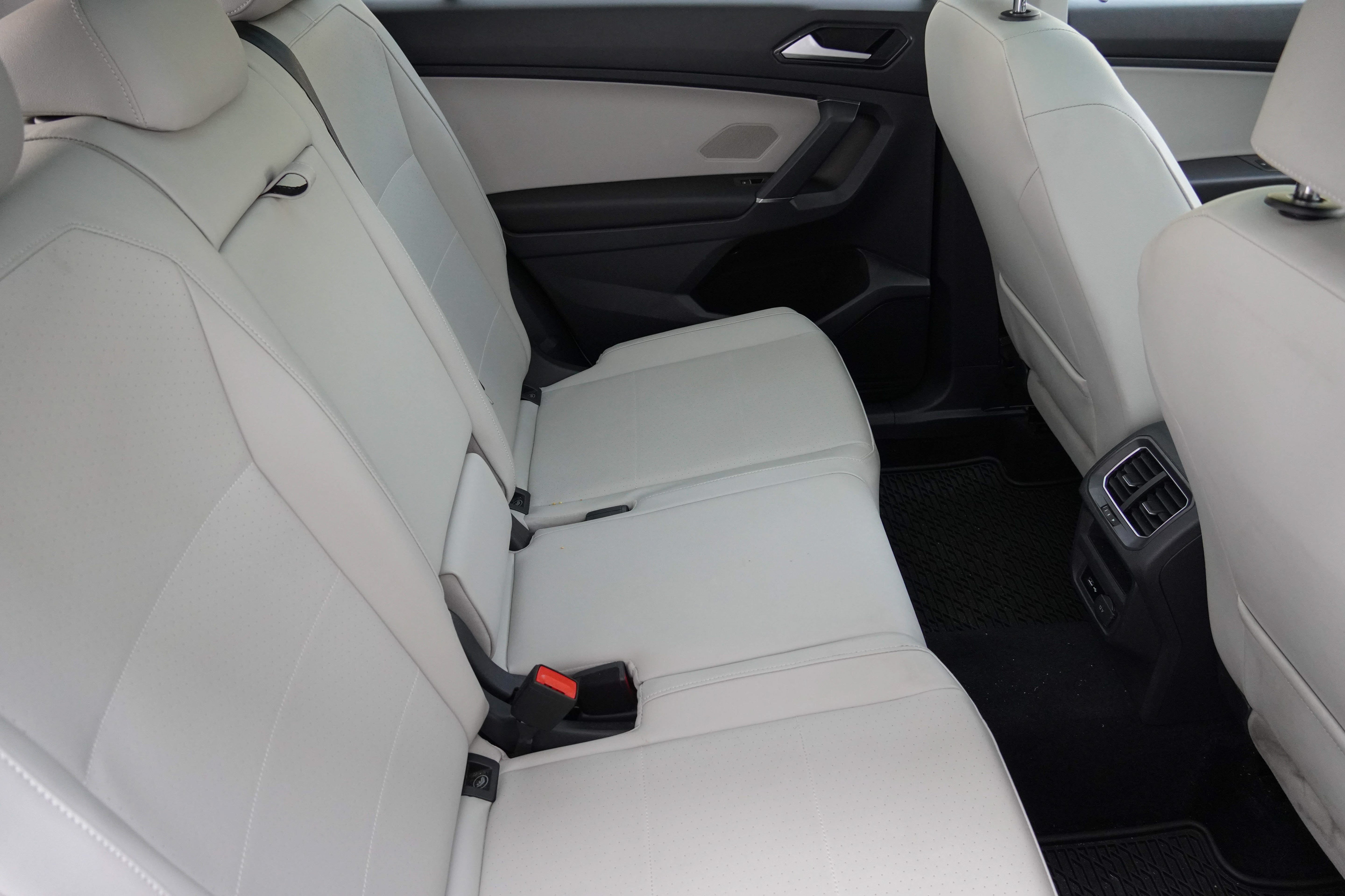 Used 2018 Volkswagen Tiguan SEL FWD image 35