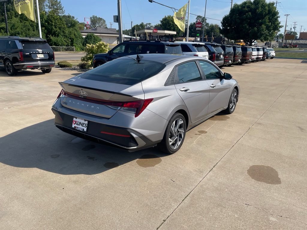 Used 2025 Hyundai Elantra Sport w/ Cargo Package FWD image 4