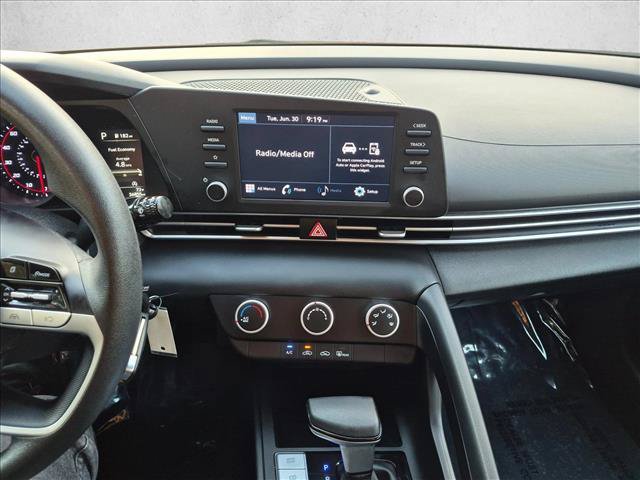 Used 2022 Hyundai Elantra SE FWD image 13