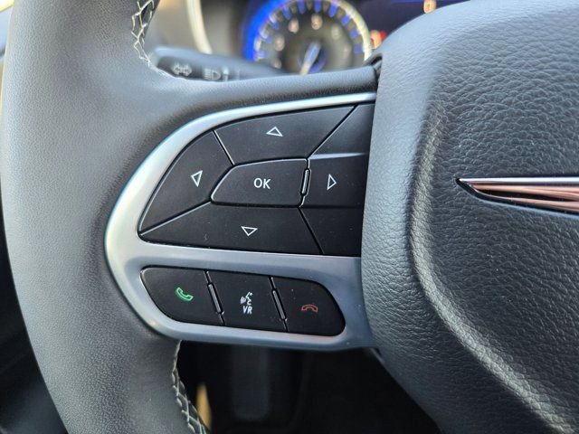 Used 2025 Chrysler Pacifica Select image 21