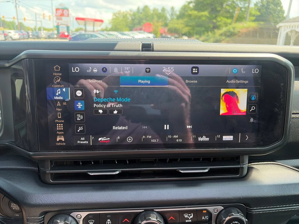 Used 2024 Jeep Wrangler Unlimited Sahara w/ Technology Group AWD/4WD image 19