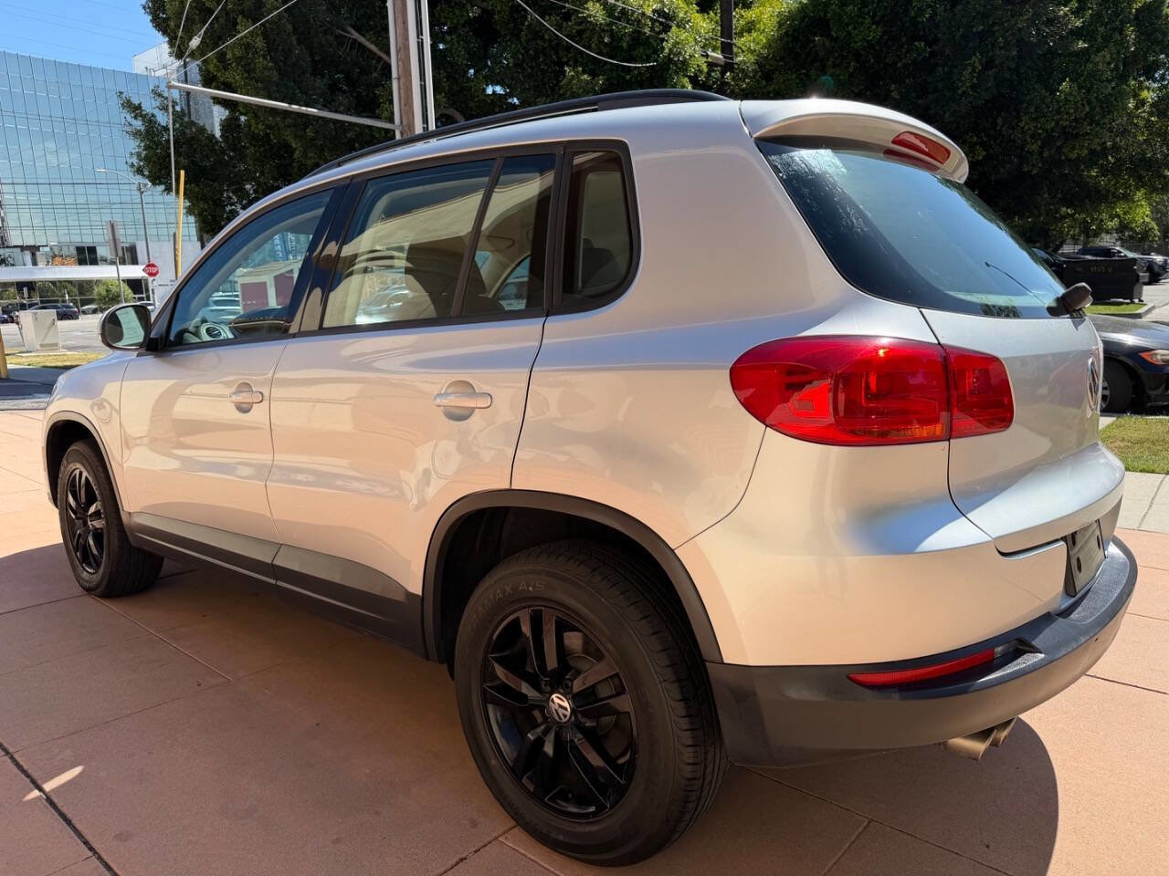 Used 2015 Volkswagen Tiguan S image 3