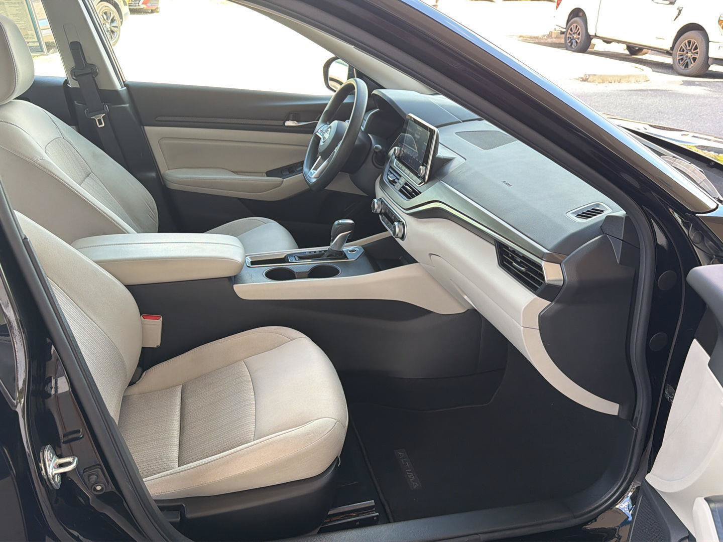 Used 2025 Nissan Altima 2.5 SV FWD image 13