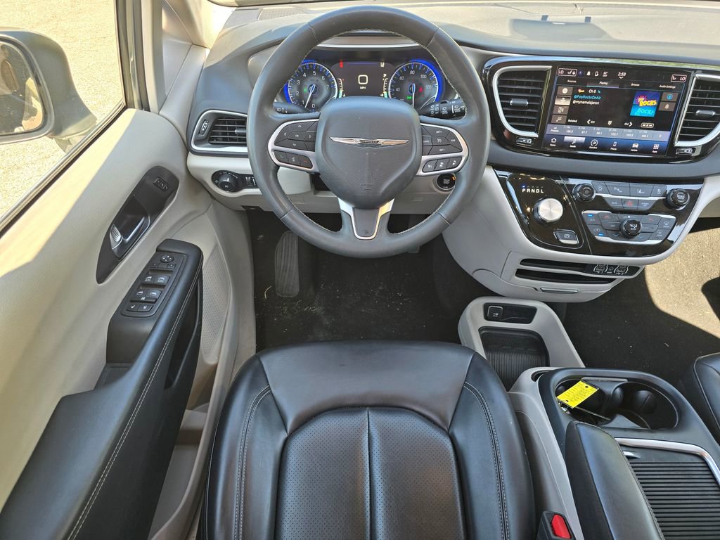Used 2023 Chrysler Pacifica Touring-L FWD image 18