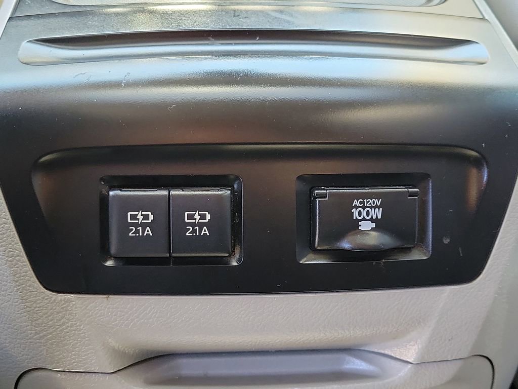 Used 2020 Toyota Sienna XLE w/ XLE Navigation Package FWD image 16