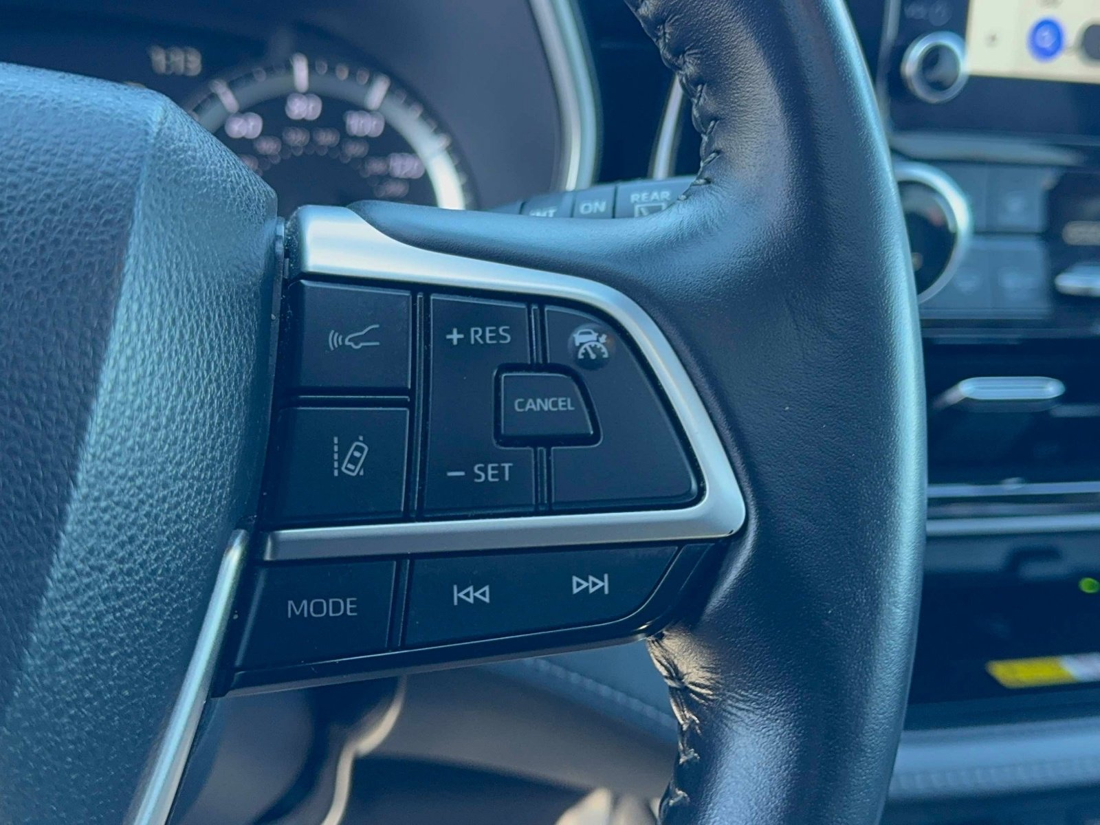 Used 2023 Toyota Highlander XLE image 14