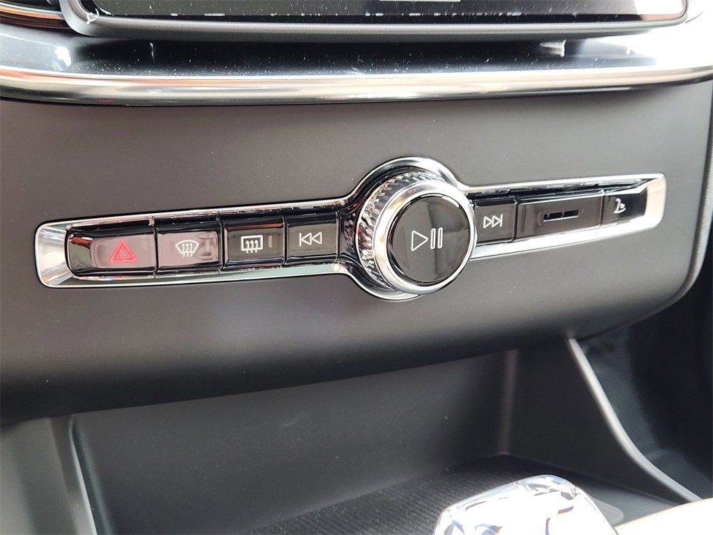 New 2026 Volvo XC90 B6 Plus w/ Protection Package Premier image 16