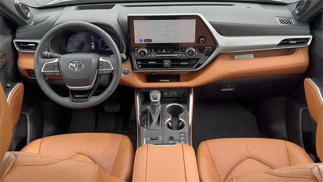 Used 2025 Toyota Highlander Platinum image 12