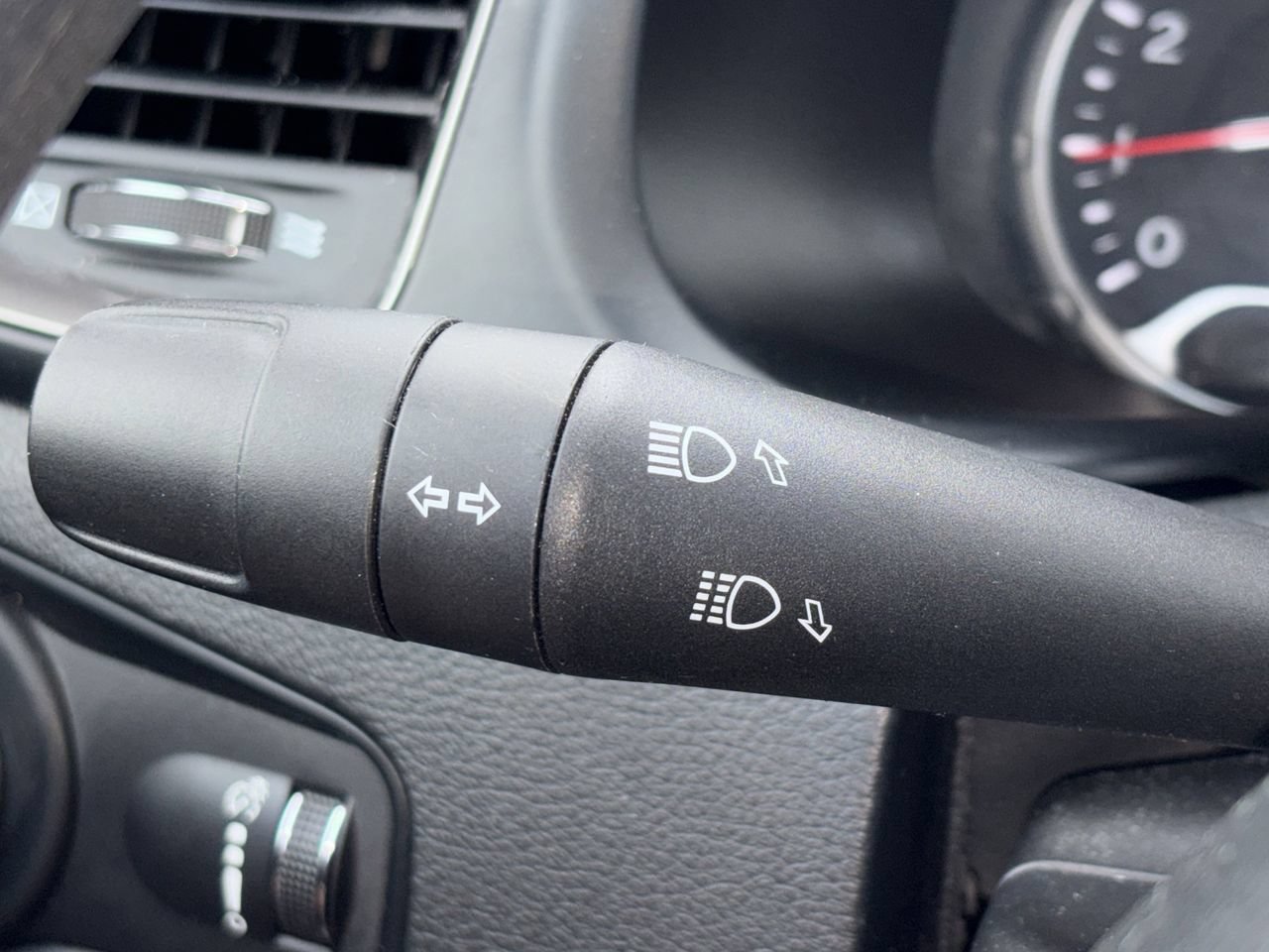 Used 2023 Jeep Renegade Latitude AWD/4WD image 12