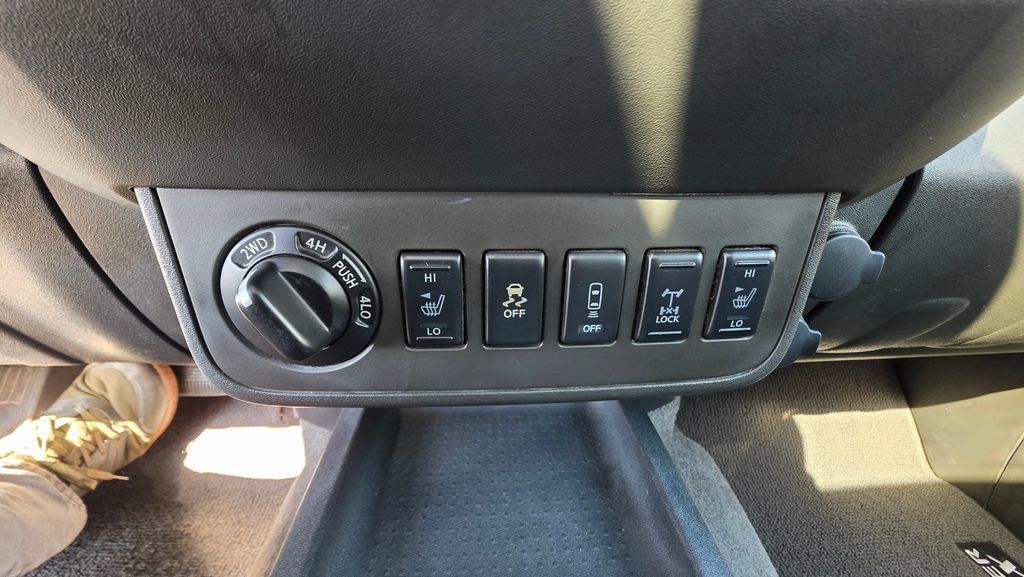 Used 2015 Nissan Frontier PRO-4X w/ Pro-4x Luxury Package AWD/4WD image 16