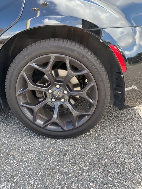 Used 2019 Chrysler 300 Touring w/ Sport Appearance Package image 7