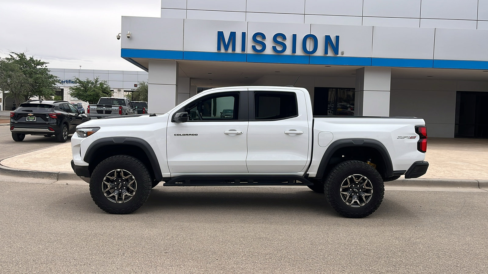 Used 2025 Chevrolet Colorado ZR2 w/ Technology Package AWD/4WD image 4