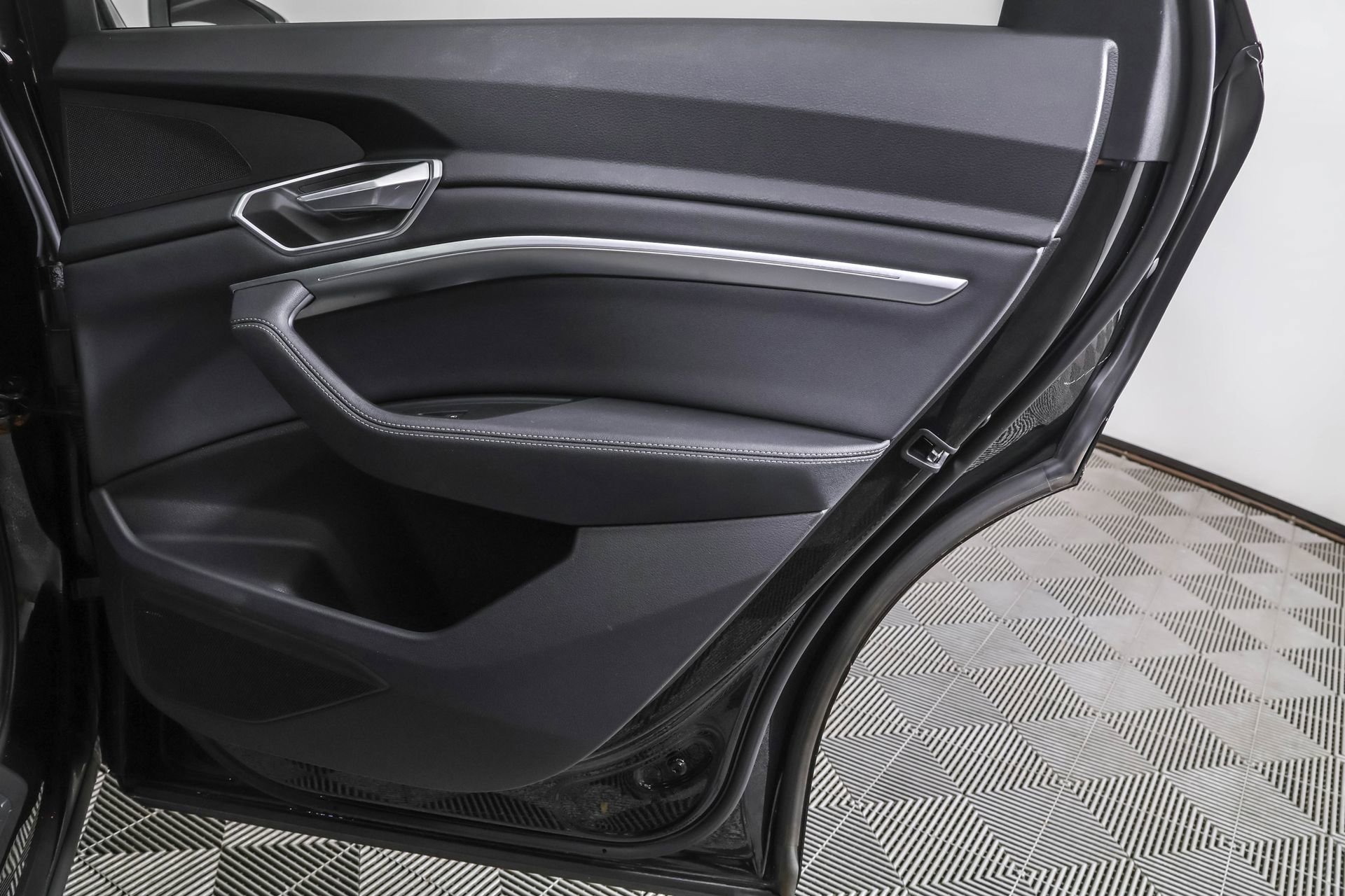 Used 2023 Audi e-tron Premium image 44