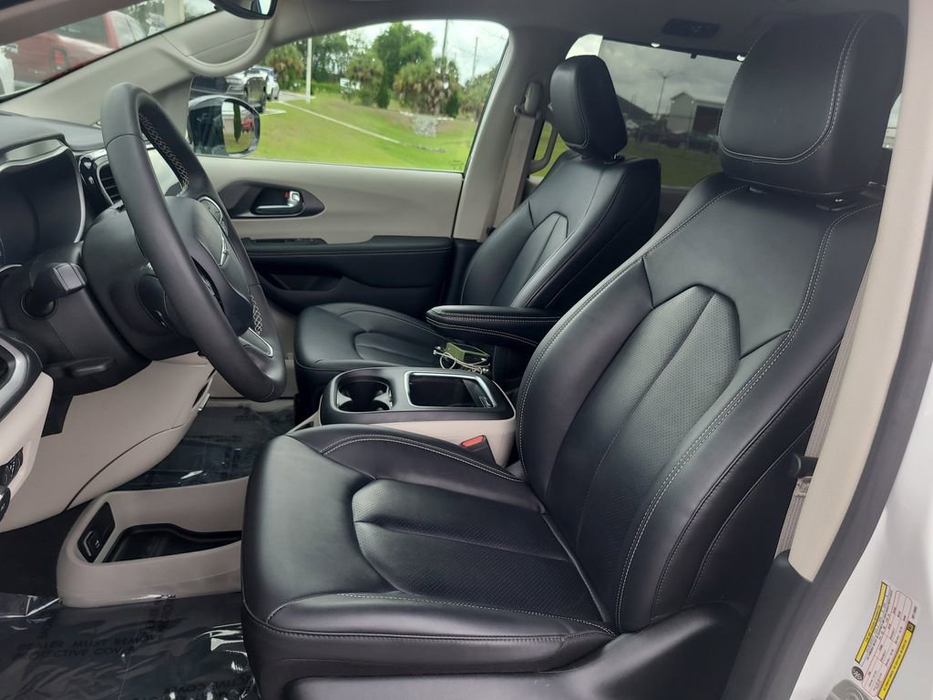 Used 2024 Chrysler Pacifica Touring-L image 17