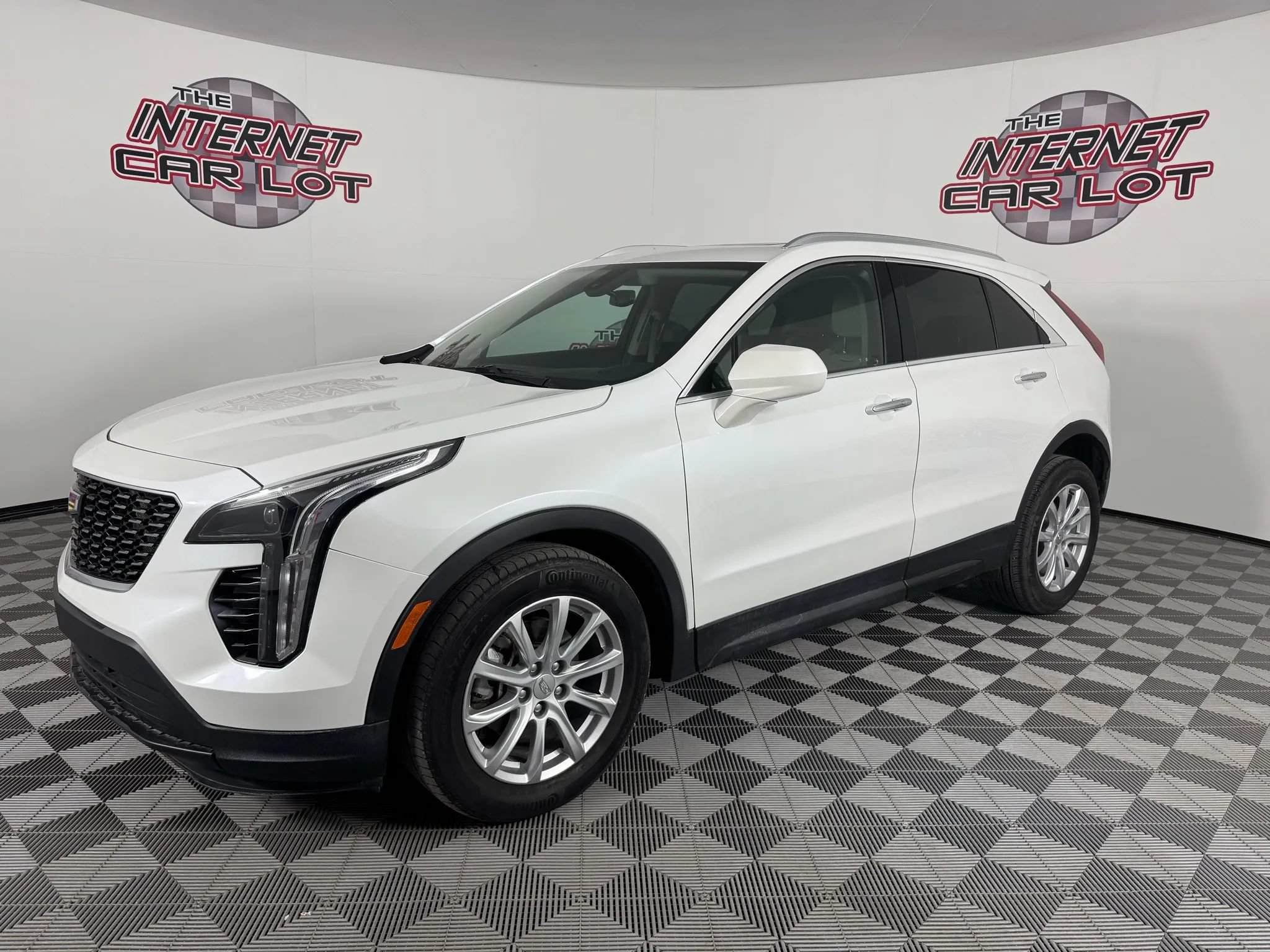 Used 2019 Cadillac XT4 Luxury w/ Cold Weather Package AWD/4WD image 3