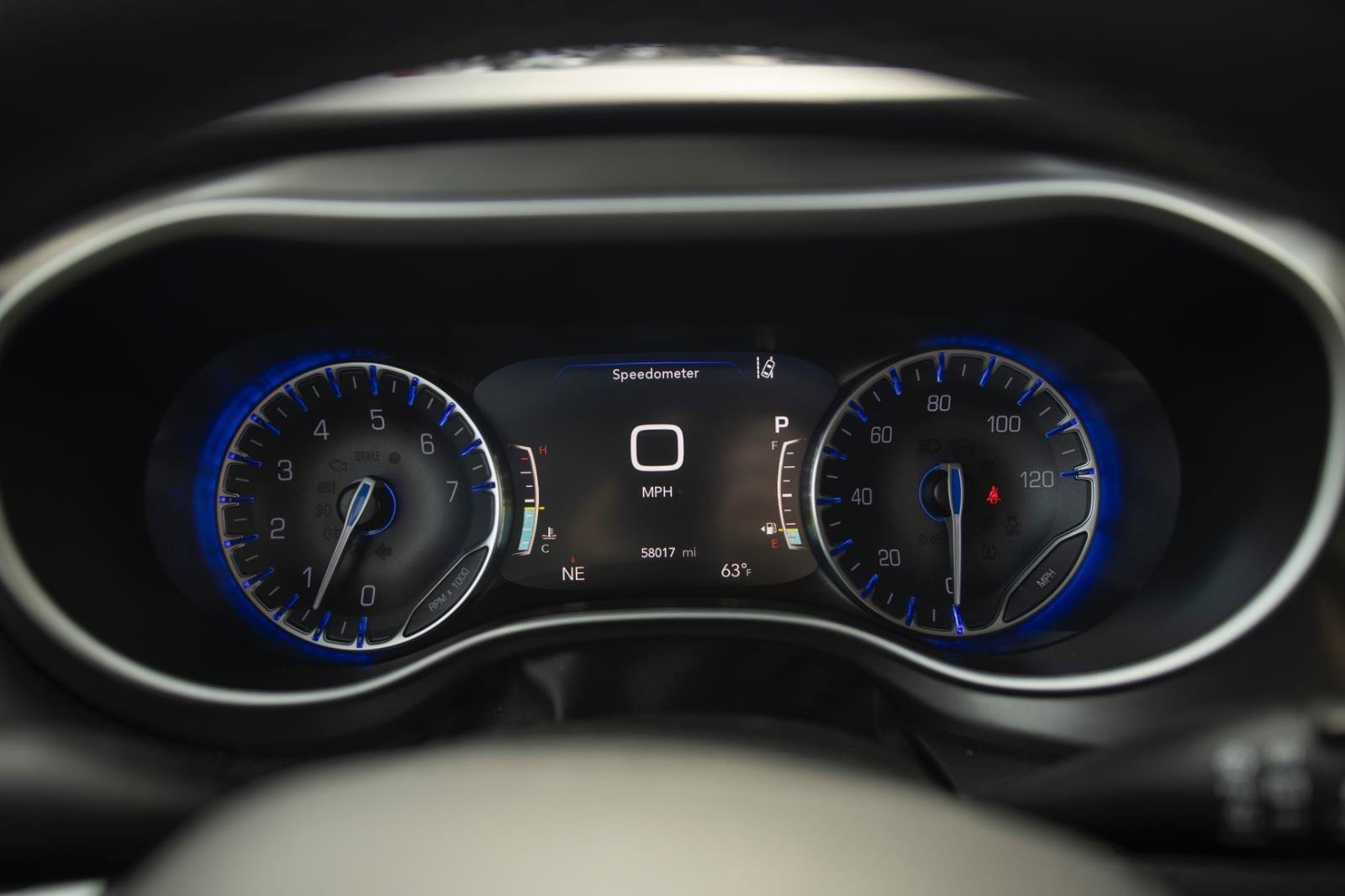 Used 2024 Chrysler Pacifica Touring-L image 4