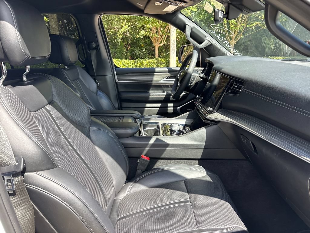 Used 2024 Jeep Wagoneer L Series II w/ Flexible Seating Group RWD image 26