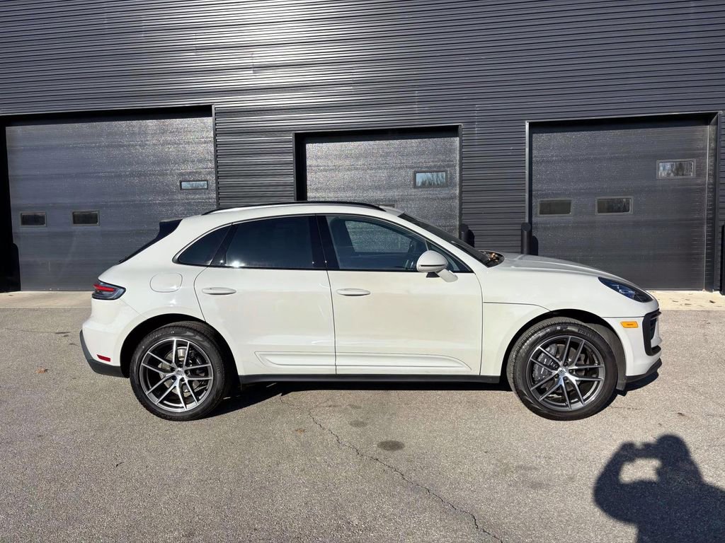 Certified 2024 Porsche Macan image 11