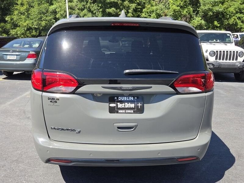 Used 2020 Chrysler Pacifica Touring-L Plus FWD image 14