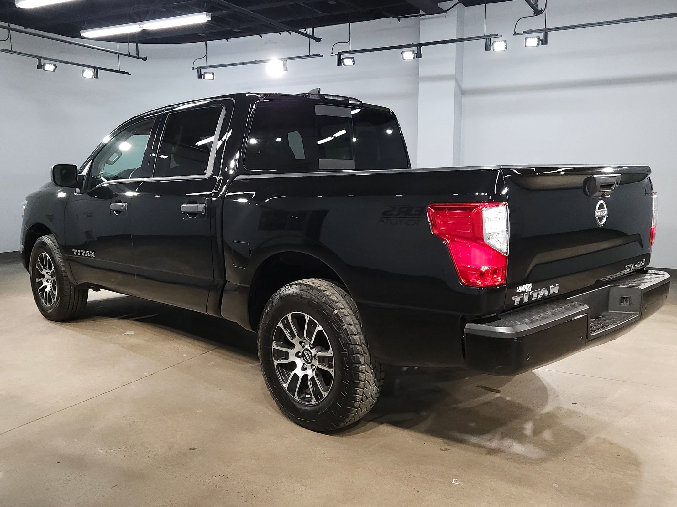 Used 2023 Nissan Titan SV image 5