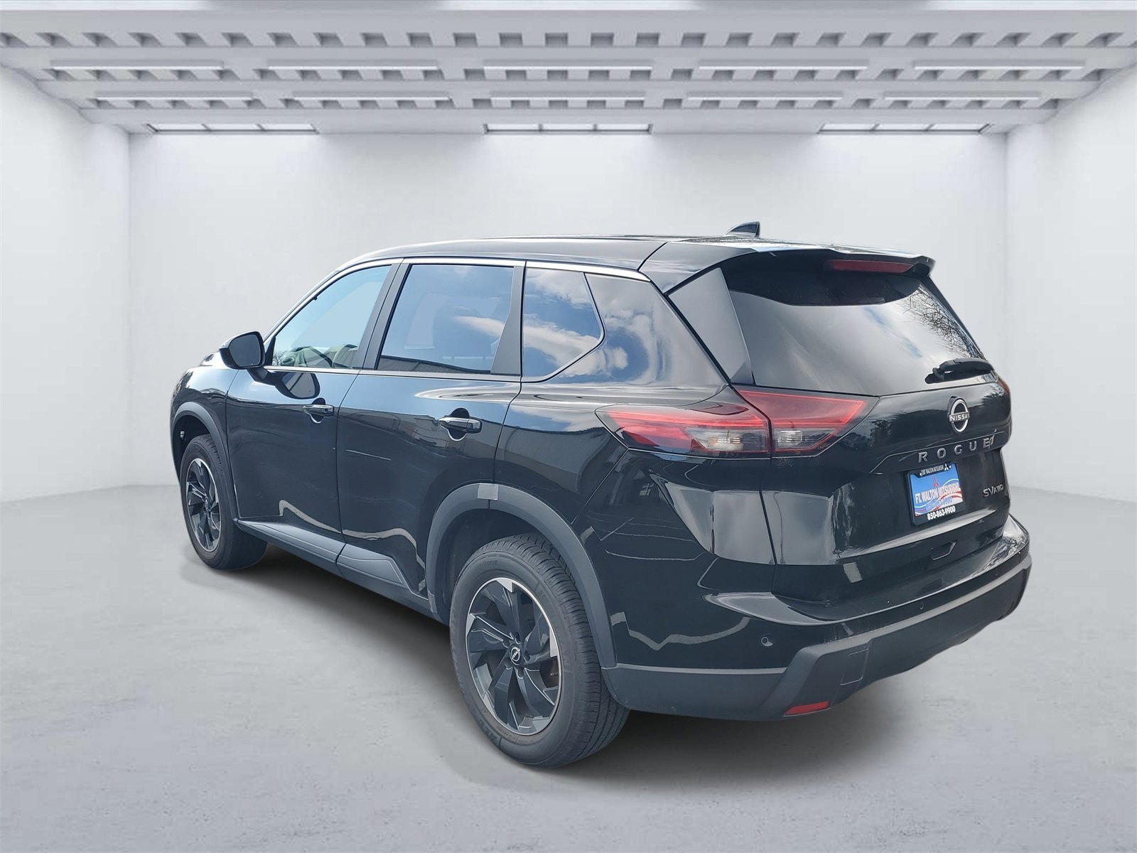 Used 2024 Nissan Rogue SV image 3
