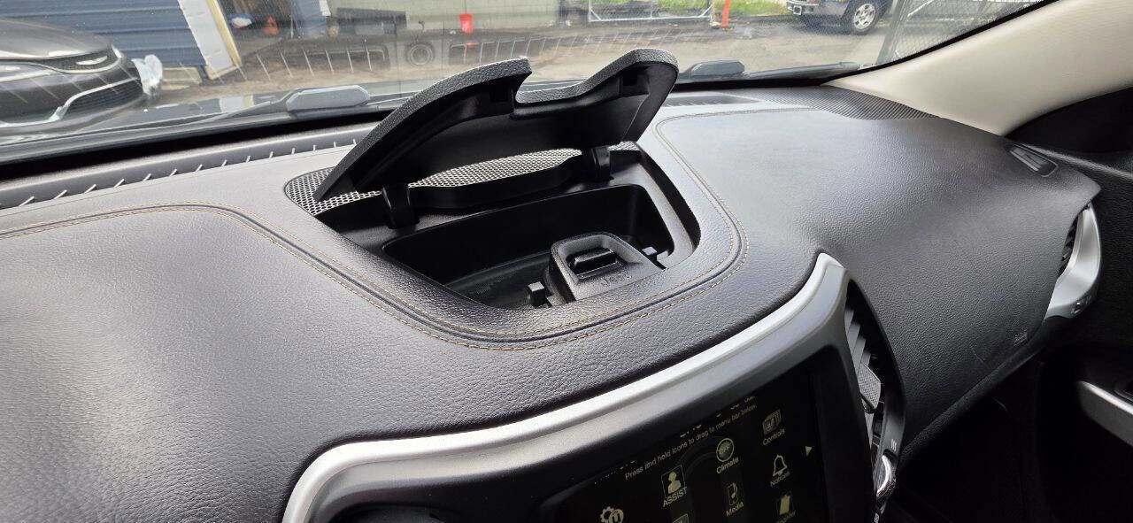 Used 2018 Jeep Cherokee Latitude Plus w/ Cold Weather Group image 21