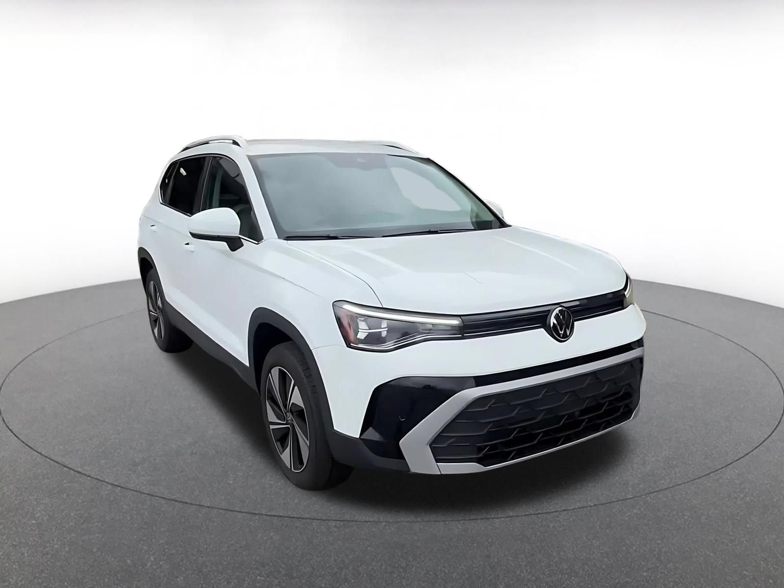 Used 2025 Volkswagen Taos SE AWD/4WD image 3