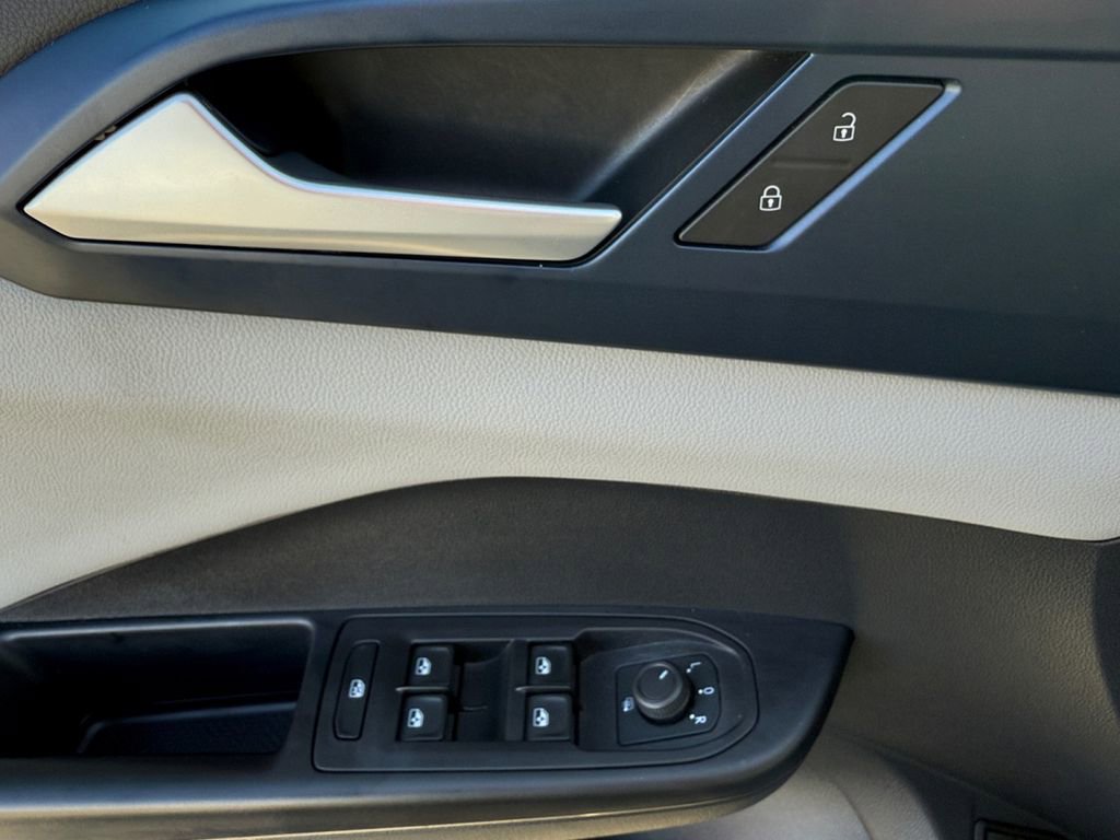 Used 2022 Volkswagen Taos SE w/ IQ.Drive SE Package image 11