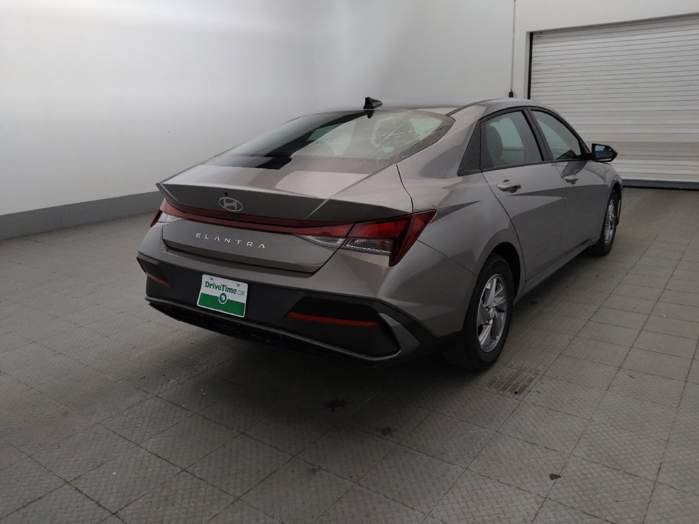 Used 2025 Hyundai Elantra SE w/ Cargo Package FWD image 9