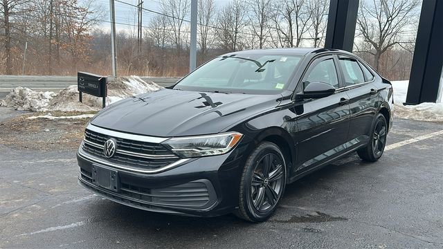 Used 2022 Volkswagen Jetta SE image 2