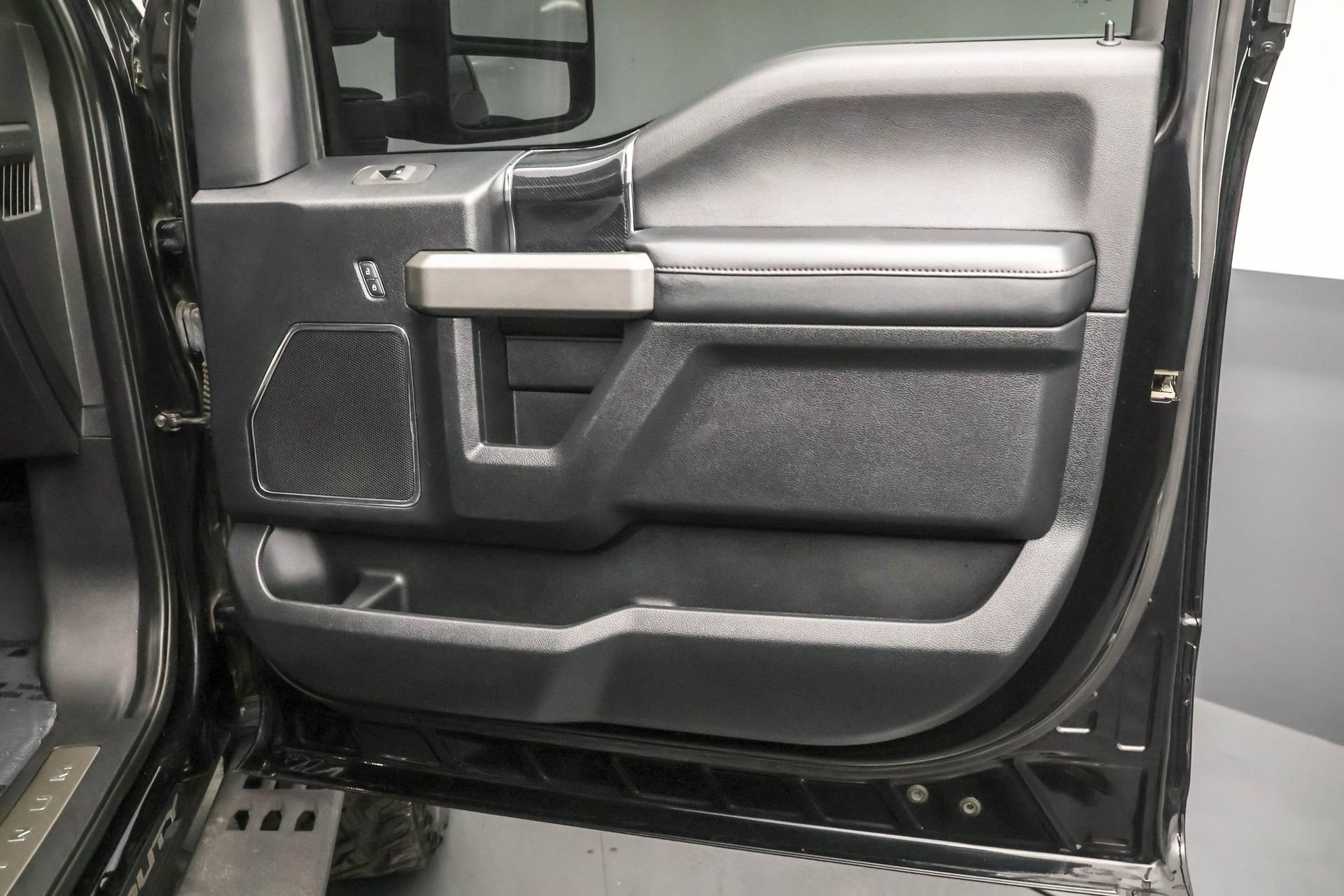 Used 2020 Ford F250 Platinum w/ Tremor Off-Road Package image 41