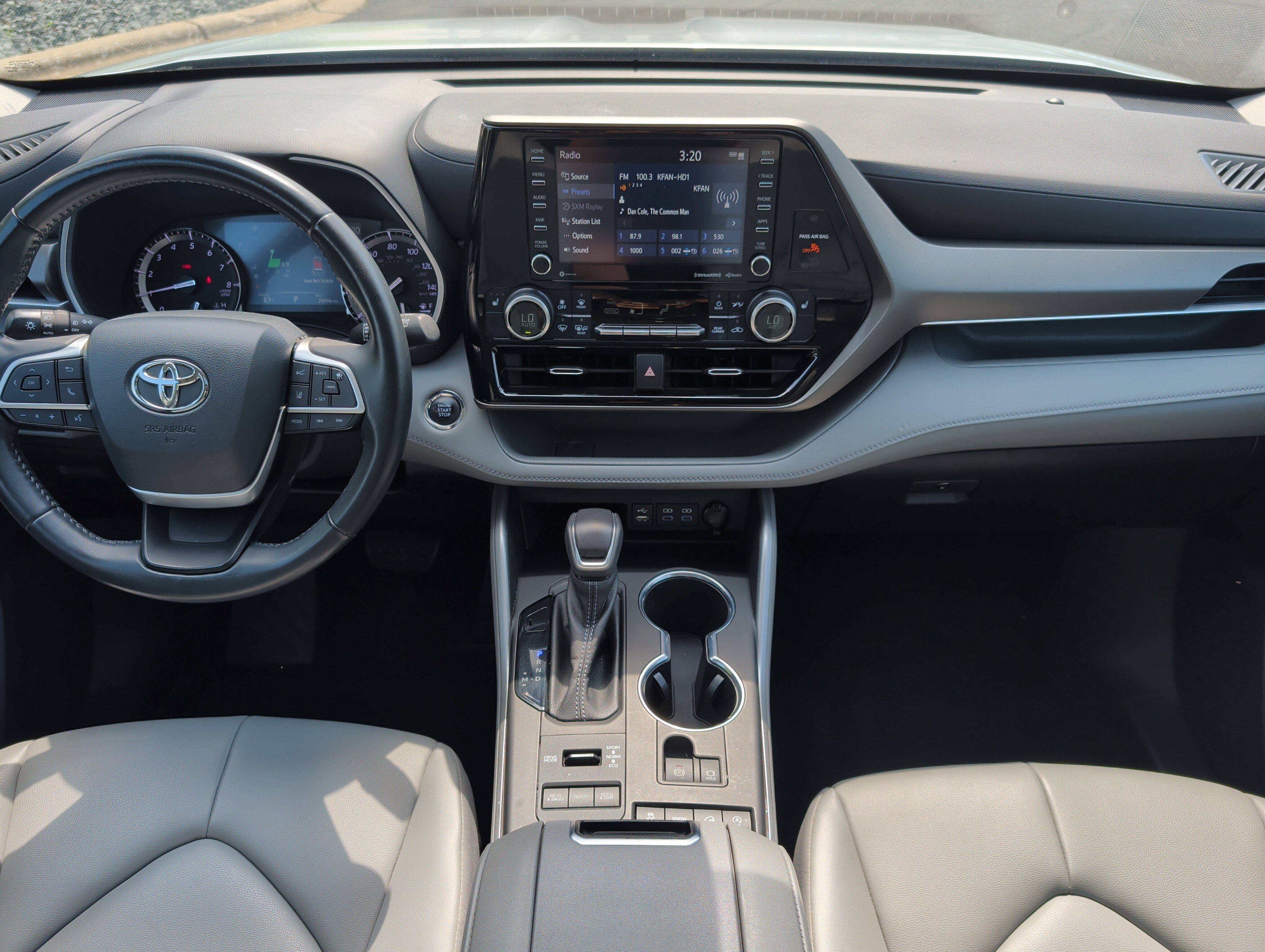 Used 2022 Toyota Highlander XLE AWD/4WD image 10