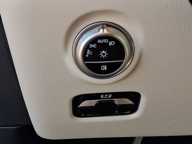 Used 2025 Mercedes-Benz C 300 4MATIC Sedan image 30