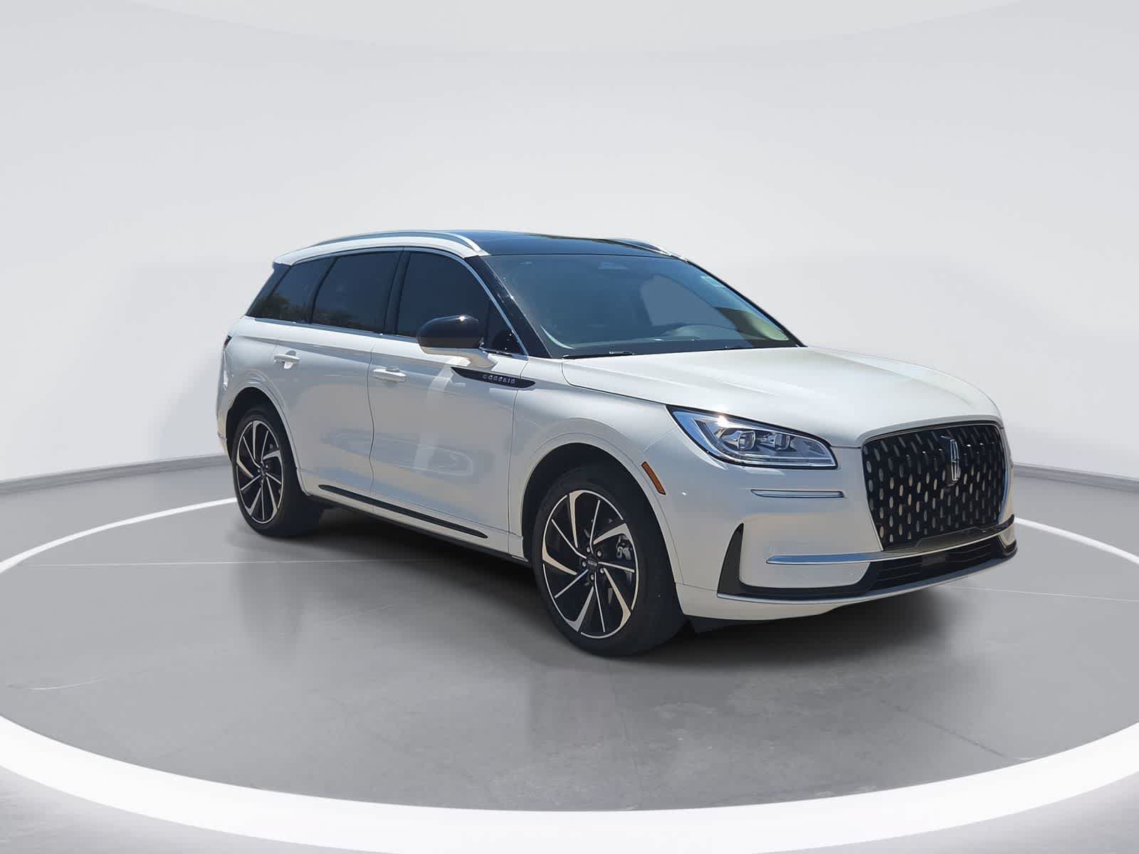 Used 2023 Lincoln Corsair Grand Touring AWD/4WD image 2