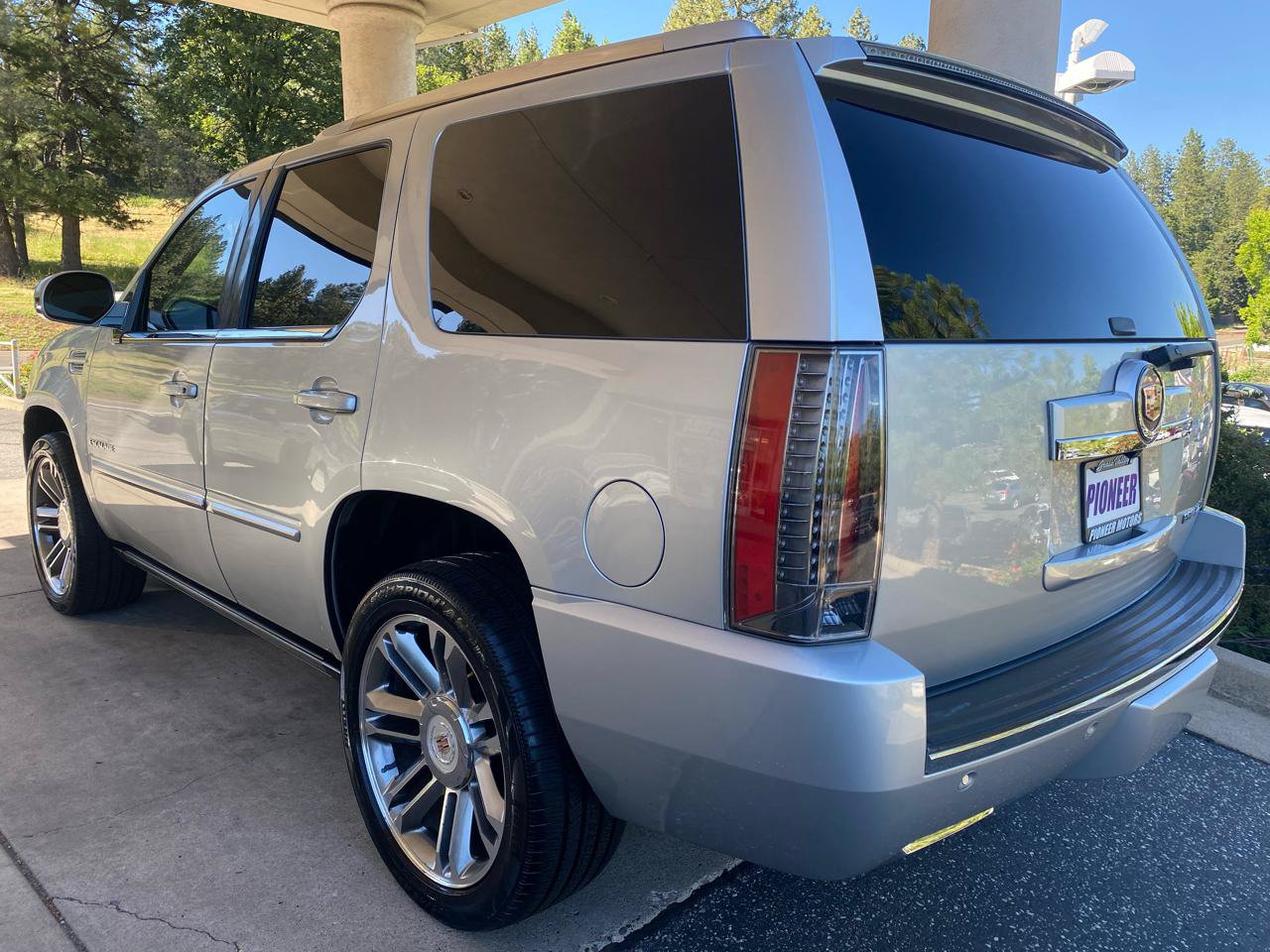 Used 2013 Cadillac Escalade Premium AWD/4WD image 3