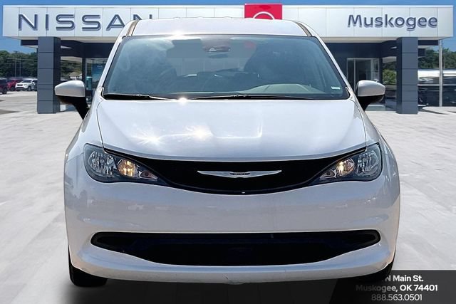 Used 2023 Chrysler Voyager LX FWD image 2