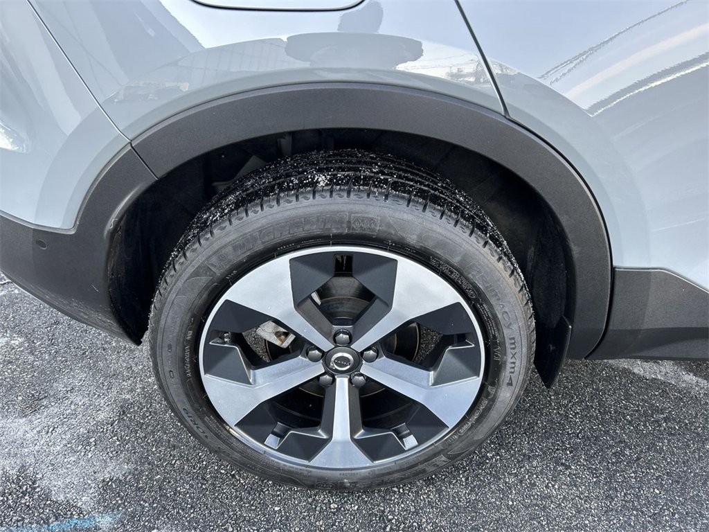 Used 2024 Volvo XC40 B5 Plus image 12