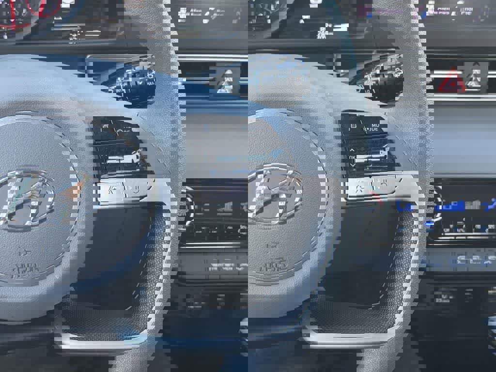 Used 2023 Hyundai Elantra SEL w/ Cargo Package image 14