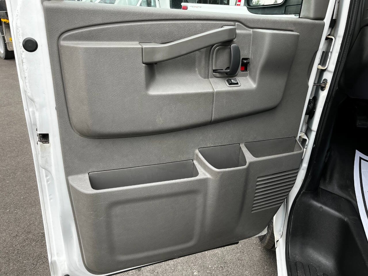 Used 2017 Chevrolet Express 2500 RWD image 9