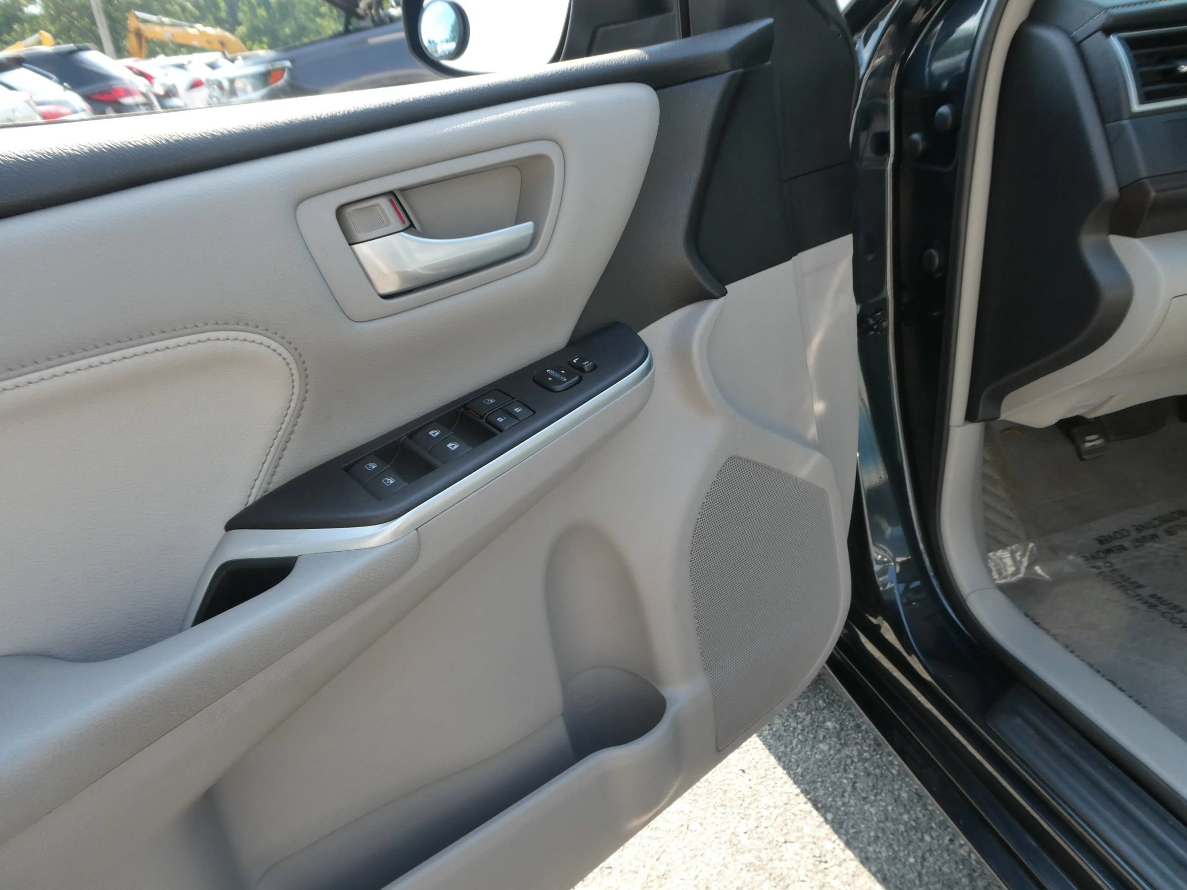 Used 2015 Toyota Camry XLE FWD image 16