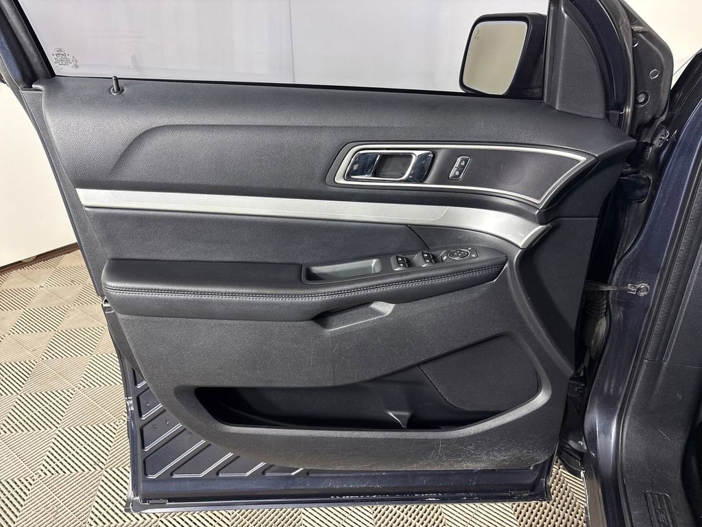 Used 2017 Ford Explorer XLT w/ Equipment Group 202A FWD image 16