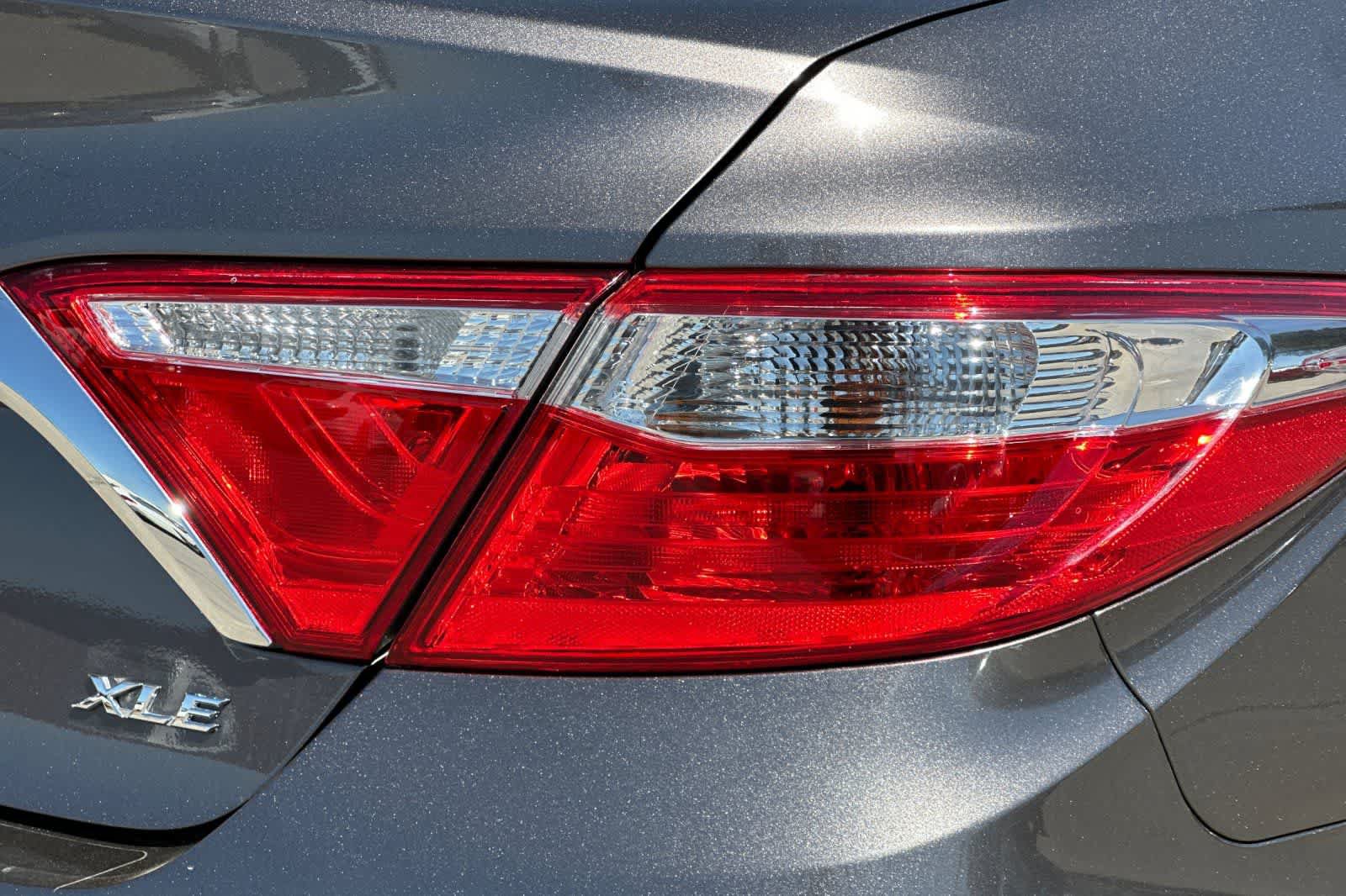 Used 2017 Toyota Camry XLE w/ Moonroof Package FWD image 34