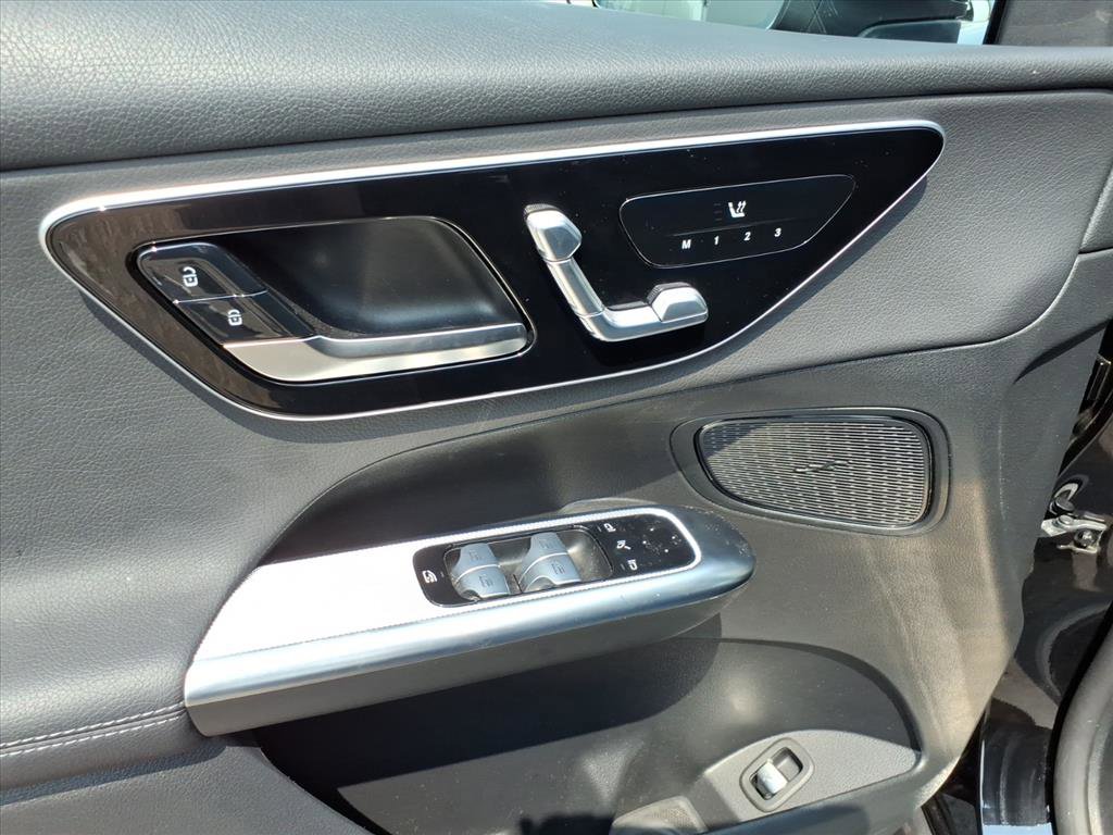 Used 2025 Mercedes-Benz GLC 300 4MATIC image 13