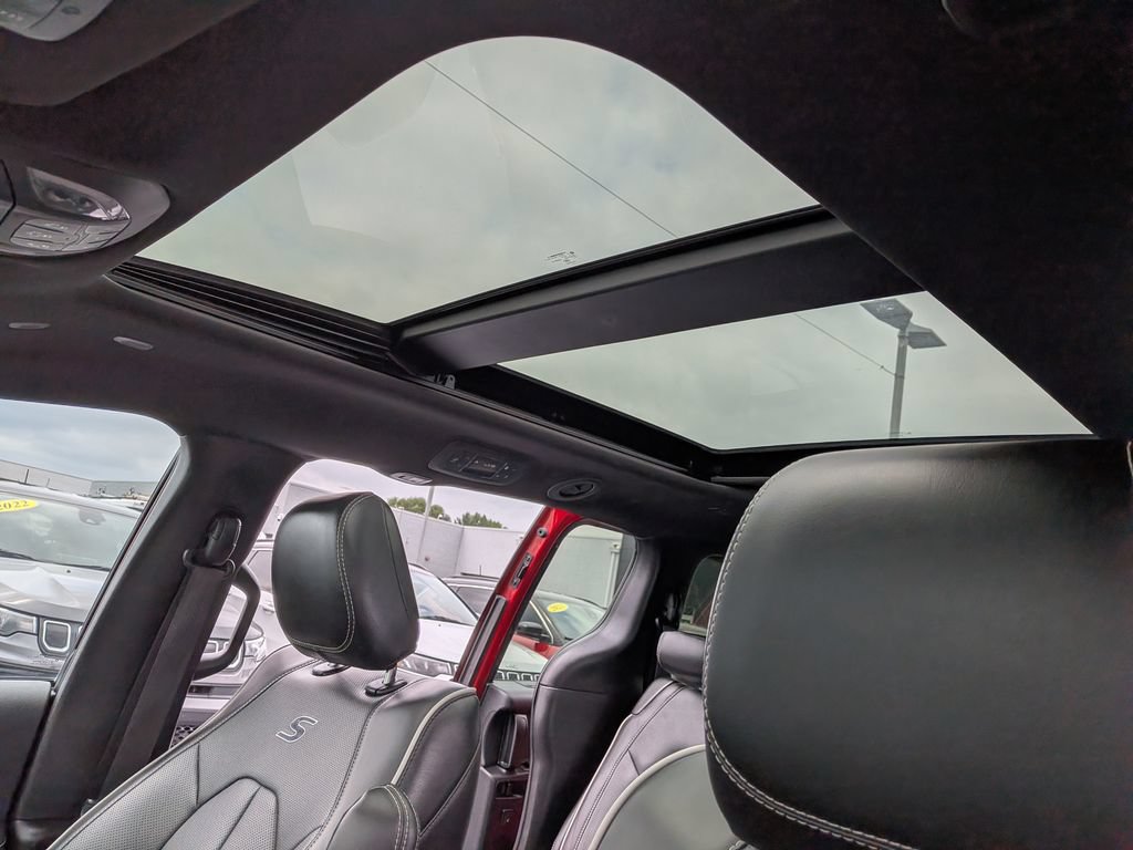 Used 2025 Chrysler Pacifica Limited FWD image 17