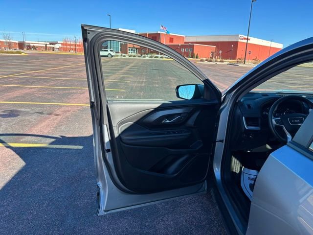 Used 2024 GMC Terrain SLE image 4