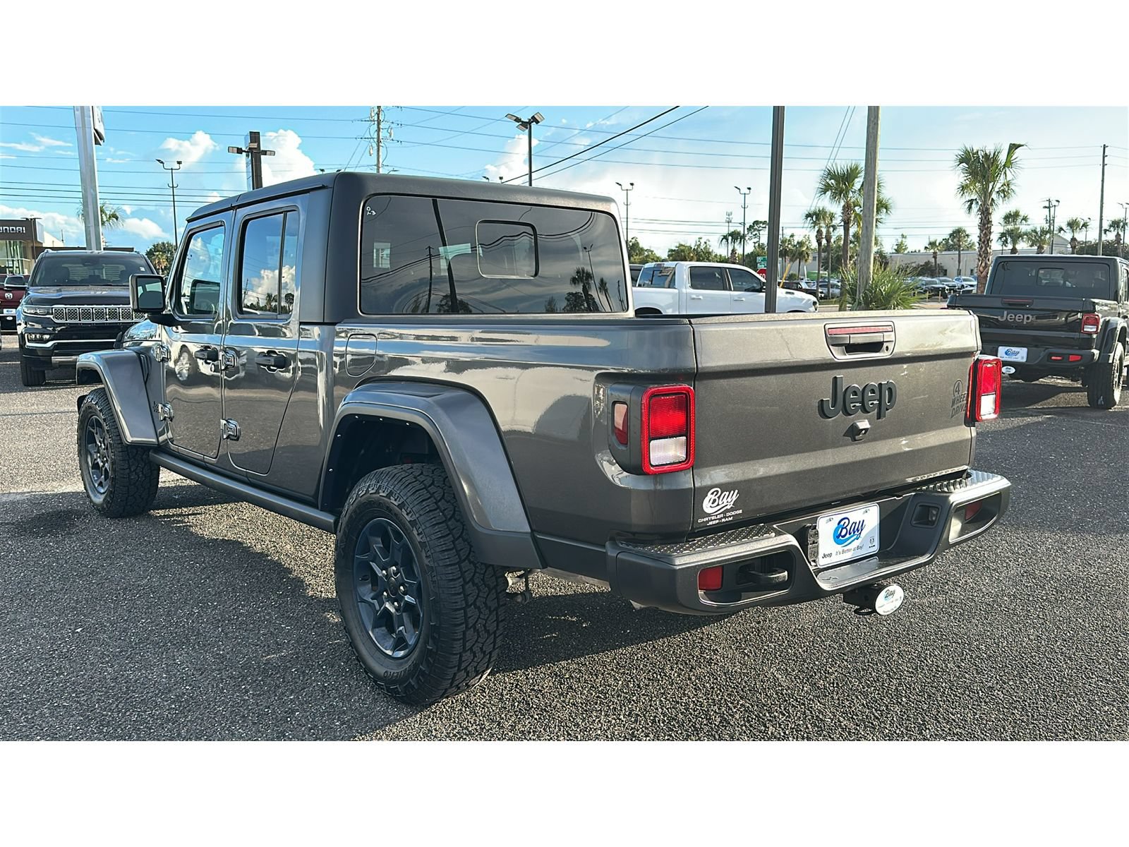 Used 2023 Jeep Gladiator Sport AWD/4WD image 4