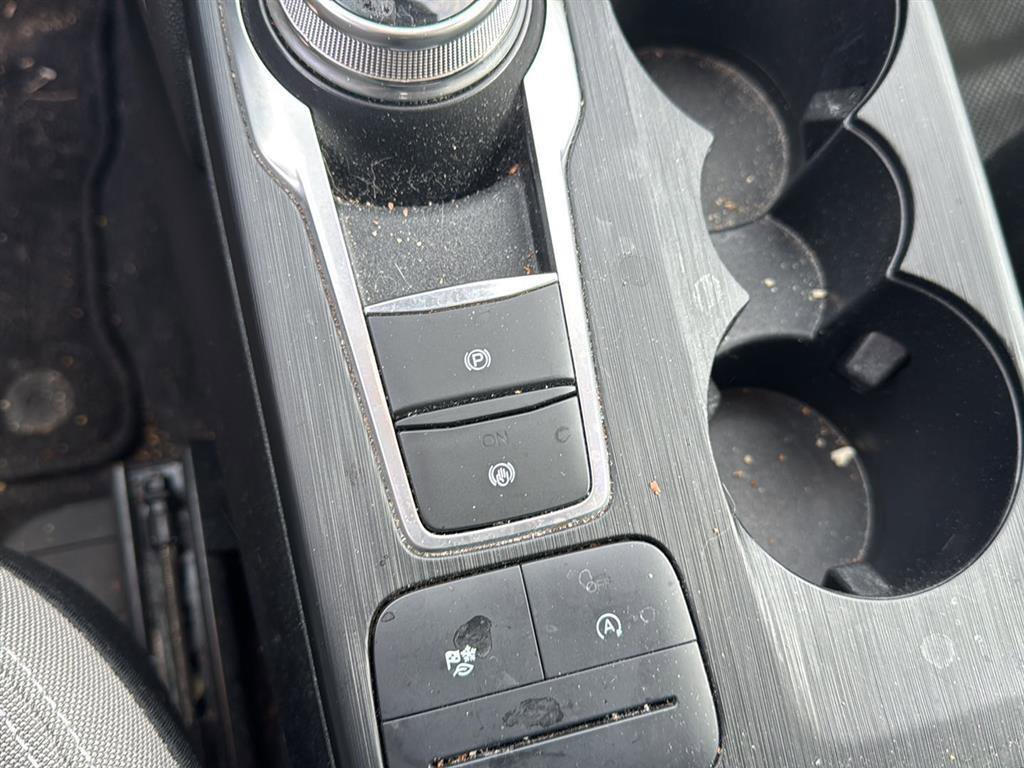 Used 2022 Ford Escape SE w/ SE Sport Appearance Package image 16